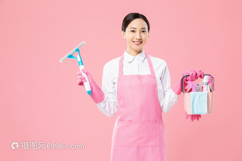 家政保潔員使用玻璃刷的專業清潔技術